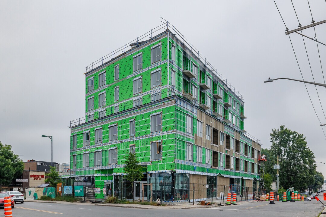 602B Curé-Labelle Boul in Laval, QC - Building Photo
