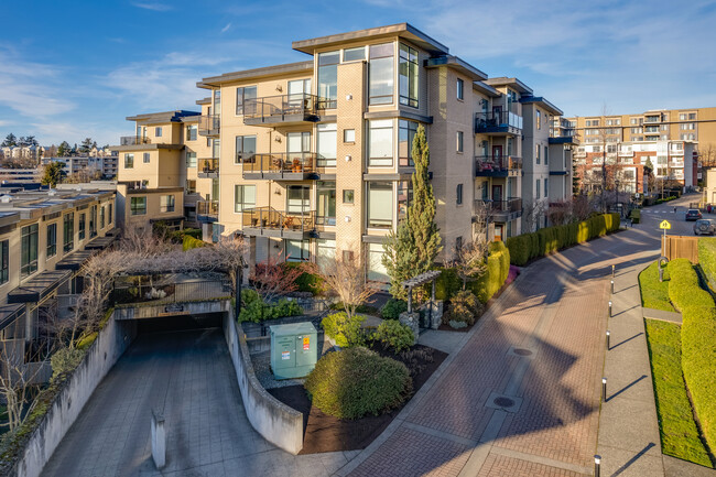 4330 Waterfront Cres in Victoria, BC - Building Photo - Building Photo