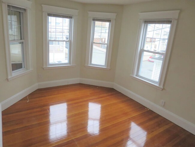 96 Conwell Ave, Unit 1 in Somerville, MA - Foto de edificio - Building Photo