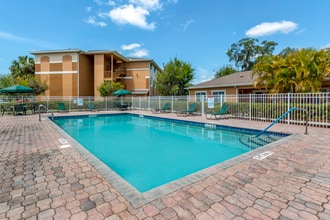 Willow Creek Apartments in North Port, FL - Foto de edificio - Building Photo