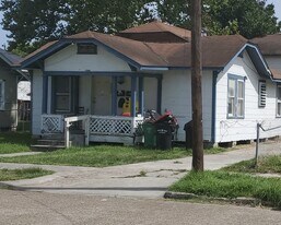 222 W Murrill St in Baytown, TX - Building Photo
