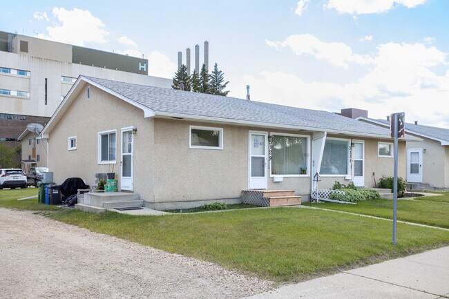 5133 44 St in Red Deer, AB - Building Photo - Building Photo