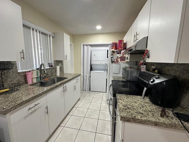 666 W 17th St in Hialeah, FL - Foto de edificio - Building Photo