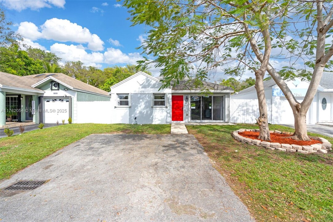 10551 SW 207th St in Cutler Bay, FL - Building Photo