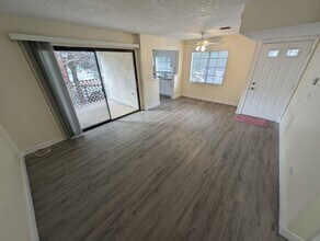 4806 Nara Vista Way in Las Vegas, NV - Building Photo - Building Photo