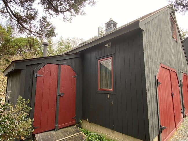 592 Horse Pond Rd in Madison, CT - Building Photo - Building Photo