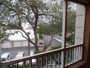 2880 N Oakland Forest Dr in Oakland Park, FL - Building Photo - Building Photo