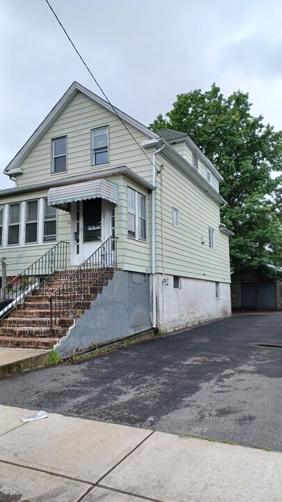 33 Center St in Little Ferry, NJ - Building Photo
