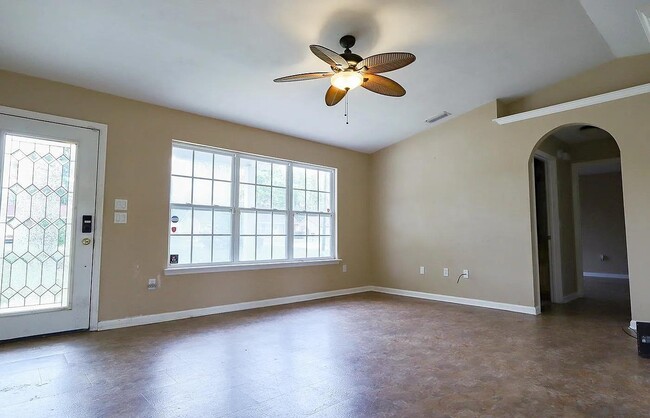 31 Stevens Dr in Midway, FL - Building Photo - Building Photo