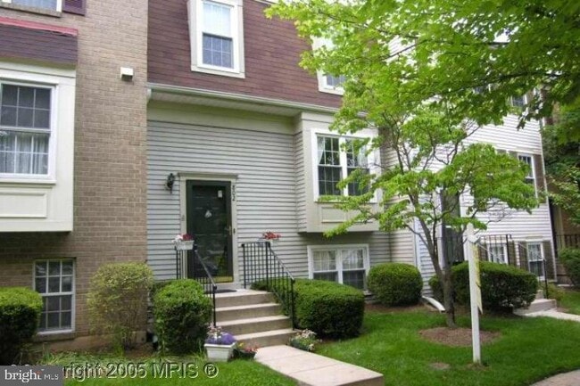 property at 802 Ivy League Ln