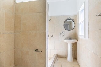 768 NW 35th St in Miami, FL - Building Photo - Building Photo