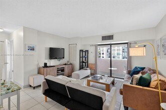 2201 Brickell Ave, Unit 96 in Miami, FL - Foto de edificio - Building Photo