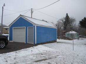 201 W Wisconsin Ave, Unit 2 in Grantsburg, WI - Foto de edificio - Building Photo