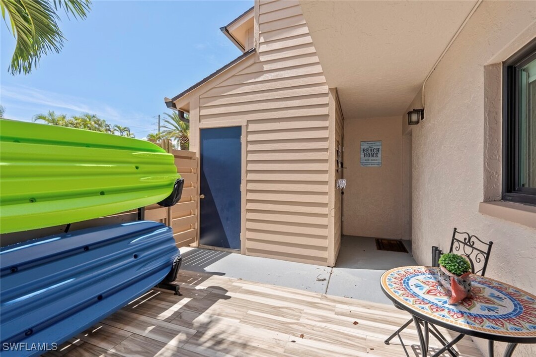 896 Buttonwood Dr in Fort Myers Beach, FL - Foto de edificio