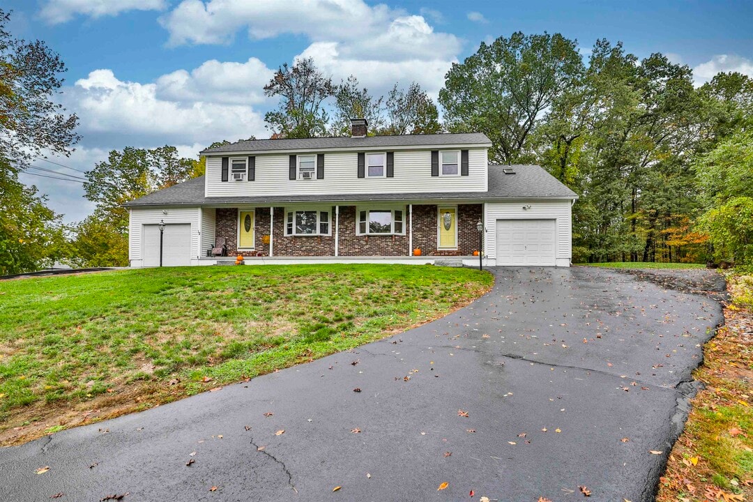 14 Clare Ln in Salem, NH - Building Photo