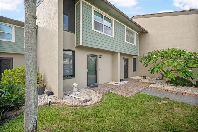 1028 Apollo Beach Blvd in Apollo Beach, FL - Foto de edificio - Building Photo