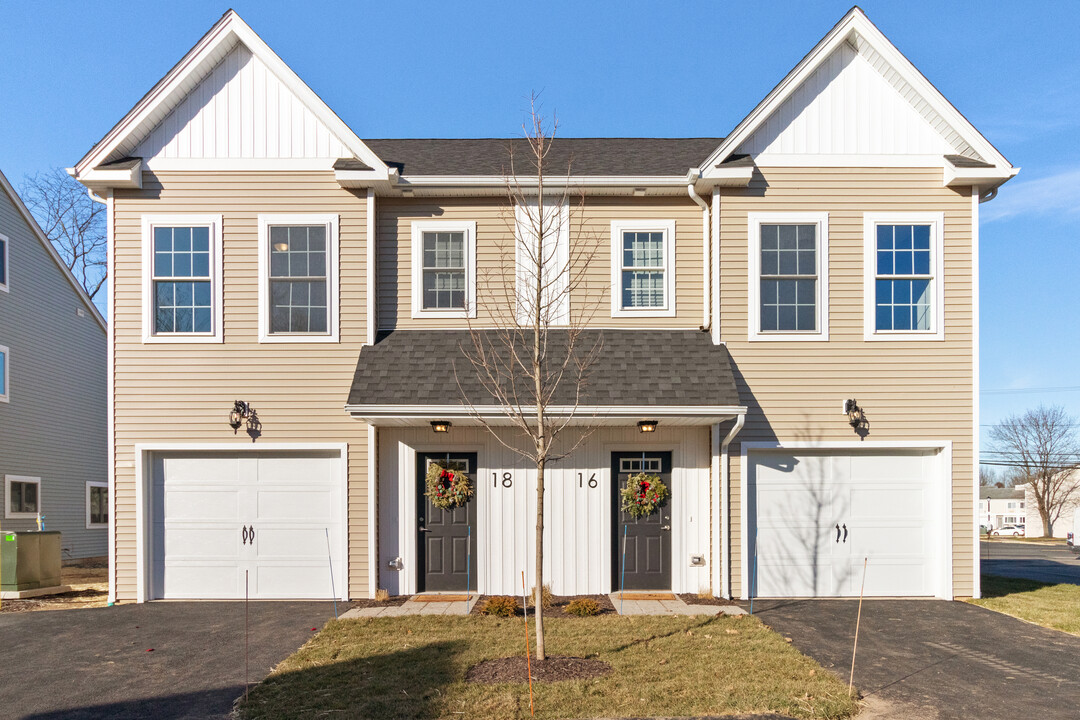 Mirabel Court in Bloomfield, CT - Building Photo