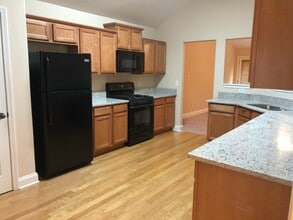 372 Castle Top Ln in Lawrenceville, GA - Foto de edificio - Building Photo