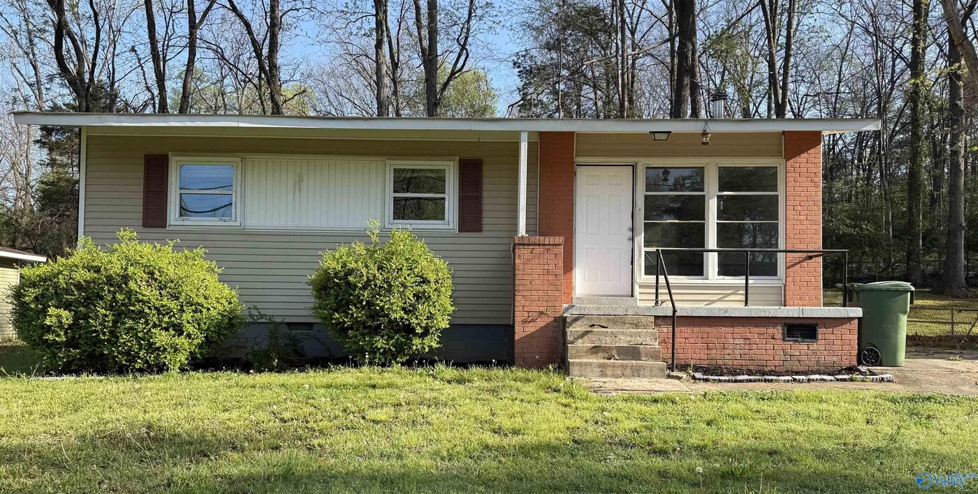 2124 Atkins Dr NW in Huntsville, AL - Building Photo