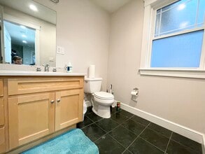 27 Iroquois St, Unit 1 in Boston, MA - Foto de edificio - Building Photo