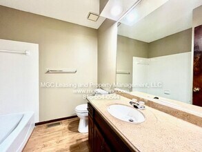 215 NW Monroe St in Lee's Summit, MO - Building Photo - Building Photo
