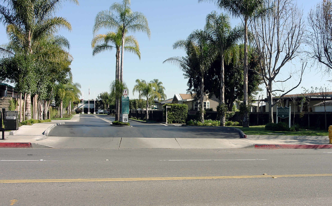 Lincoln Center Mobile Home Park in Cypress, CA - Foto de edificio