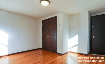 10 Shepard St, Unit 8 in Boston, MA - Foto de edificio - Building Photo