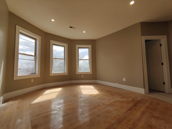 29 Cameron Ave, Unit 3 in Somerville, MA - Foto de edificio - Building Photo