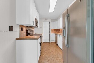 15405 Miami Lakeway N, Unit 209 in Miami Lakes, FL - Building Photo - Building Photo