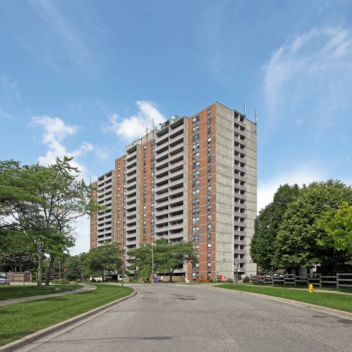Bayshore Towers in Pickering, ON - Building Photo