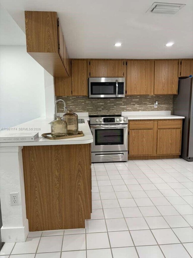 1005 Palm Beach Trace Dr in Royal Palm Beach, FL - Building Photo - Building Photo