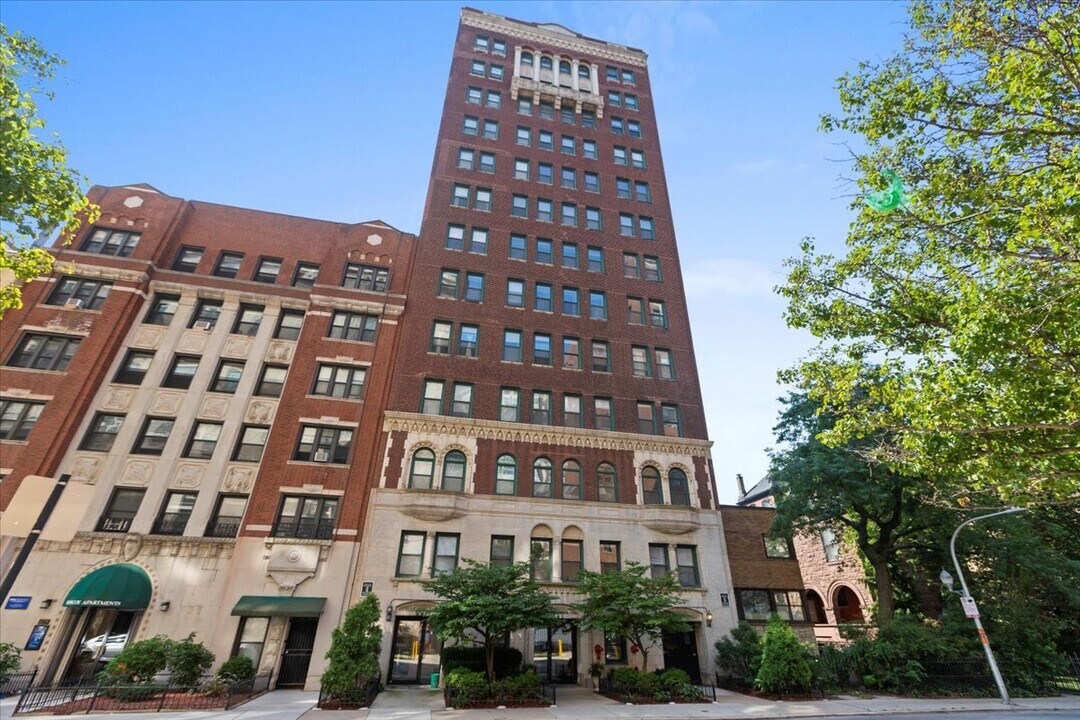429 W Roscoe St in Chicago, IL - Building Photo