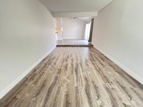 1052 Clinton Rd in Sacramento, CA - Building Photo - Building Photo