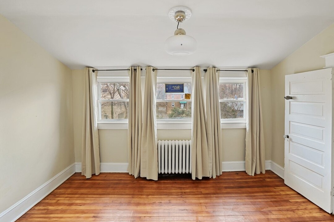 1334 Newton St NE-Unit -D in Washington, DC - Foto de edificio