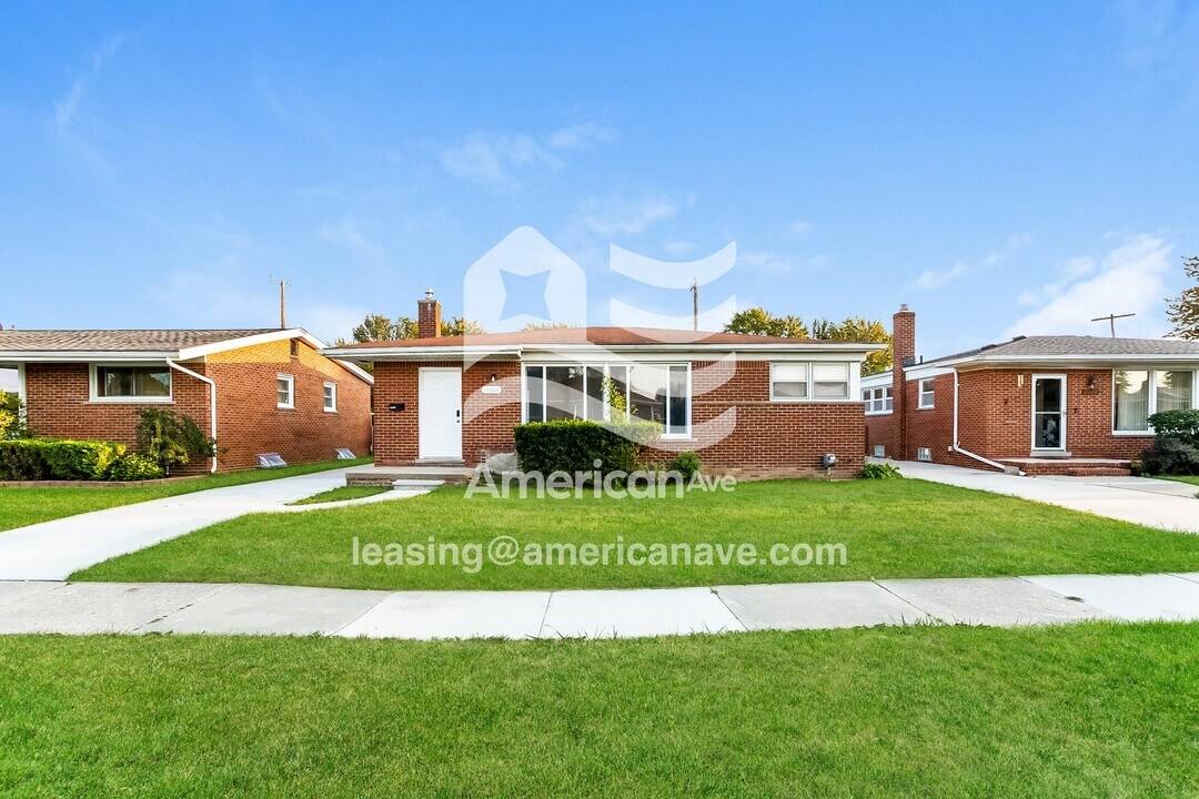 17928 Winsome Rd in Fraser, MI - Foto de edificio