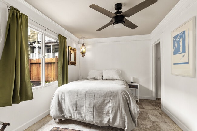 724 Robinson St in Los Angeles, CA - Building Photo - Building Photo