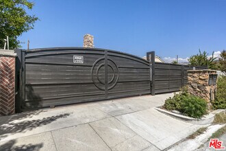 10823 Cantara St in Los Angeles, CA - Building Photo - Building Photo