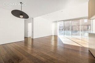 527 W 27th St in New York, NY - Building Photo