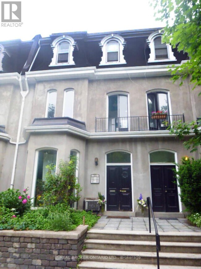 11-111 Clarence Square in Toronto, ON - Building Photo - Building Photo
