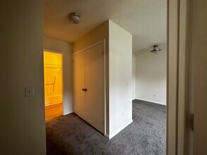 112 Robbins Ave, Unit 112B in Jamestown, NC - Building Photo - Building Photo