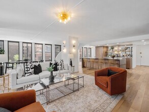 200 E Delaware Pl in Chicago, IL - Building Photo - Building Photo