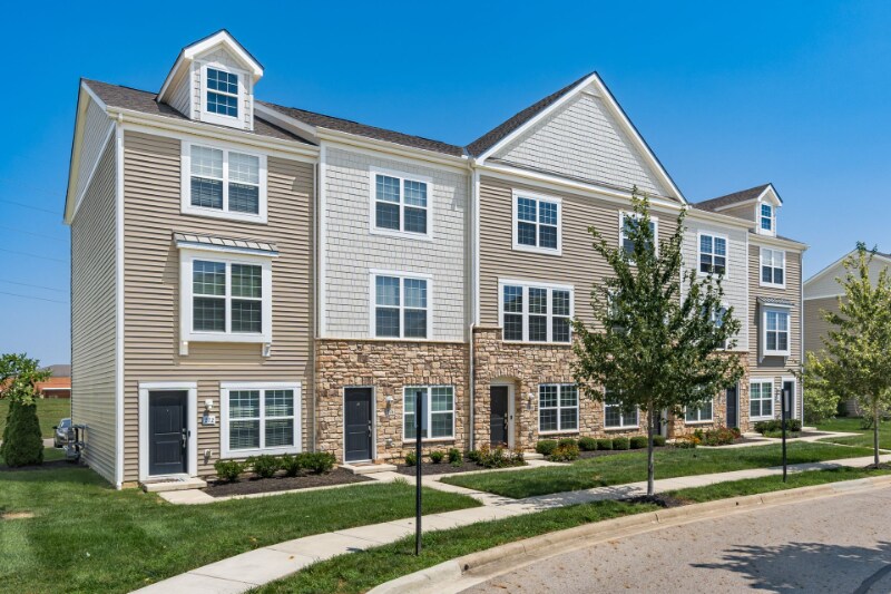 280 Autumn Ridge Cir in Pickerington, OH - Building Photo