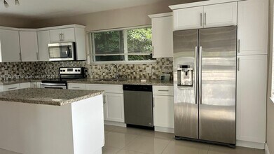 2771 NW 11th Ct in Fort Lauderdale, FL - Building Photo - Building Photo