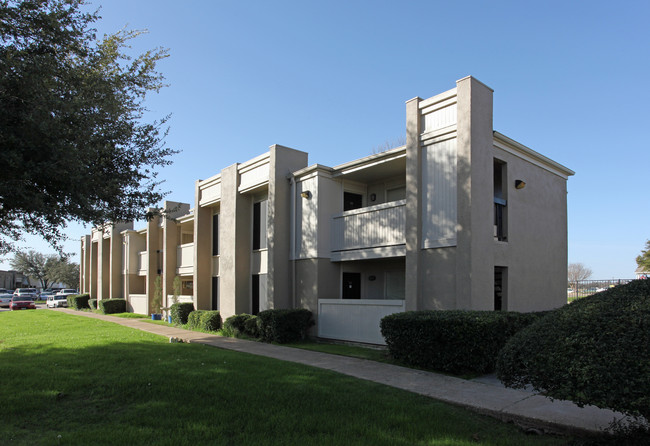 Colonial Place in Ennis, TX - Building Photo - Building Photo