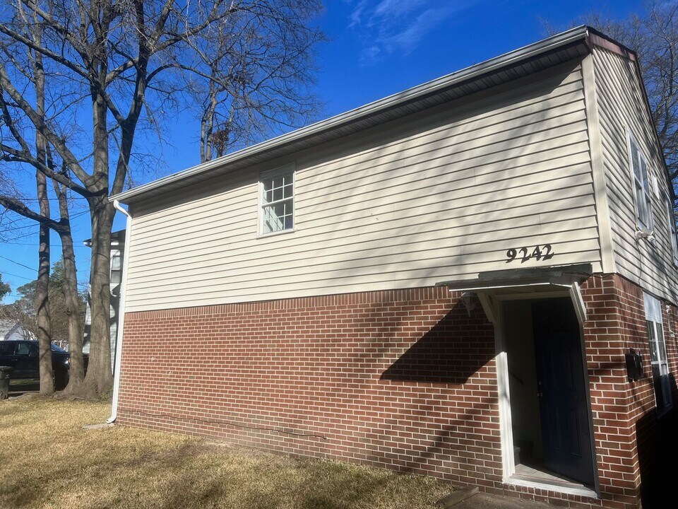 9242 Hickory St-Unit -Unit B in Norfolk, VA - Building Photo