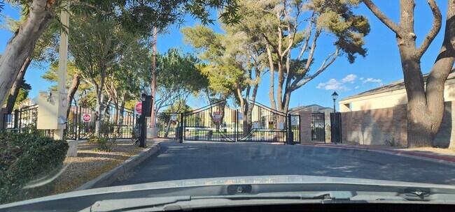 1631 Marion Bennet Dr in Las Vegas, NV - Building Photo - Building Photo