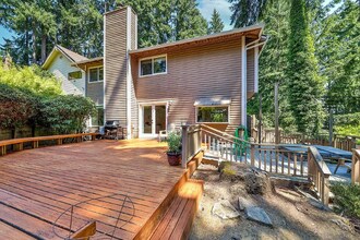 3233 168th Pl SE in Bellevue, WA - Foto de edificio - Building Photo