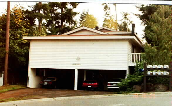 2211 NE 197th Pl in Seattle, WA - Building Photo