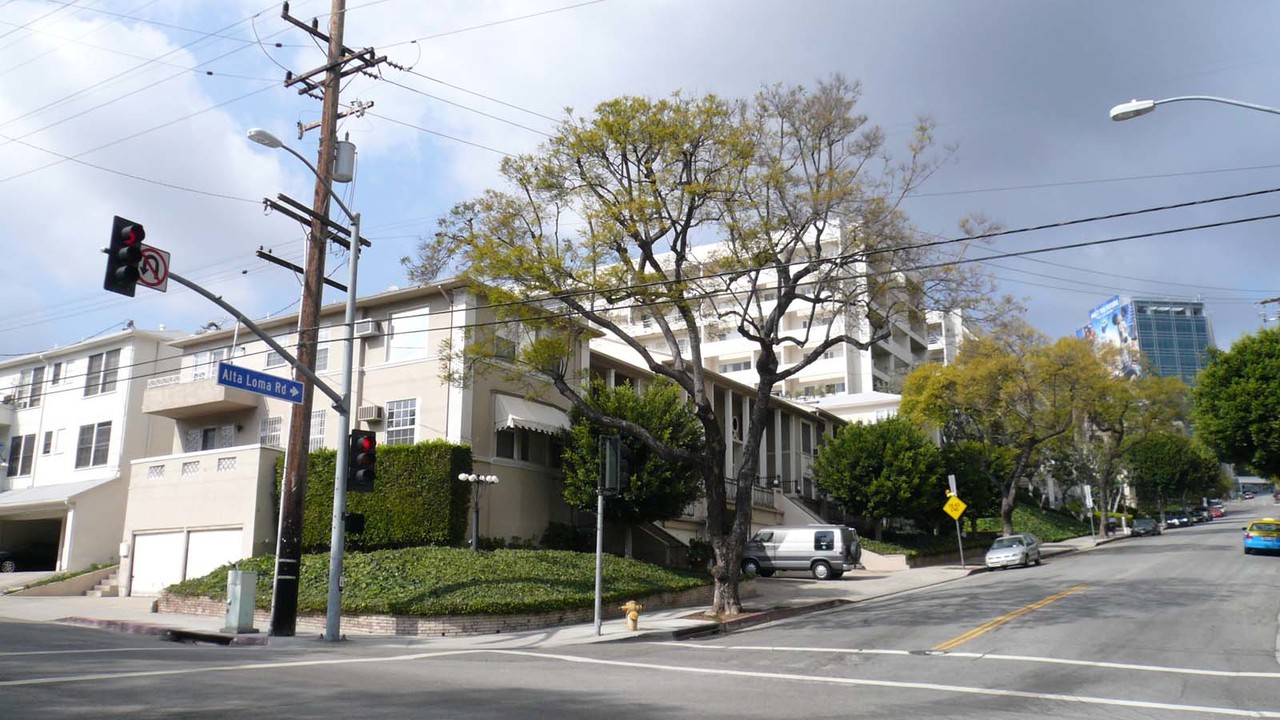 1105-1109 Alta Loma Rd in West Hollywood, CA - Foto de edificio