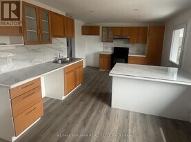 4992 Mcrae St in Niagara Falls, ON - Building Photo